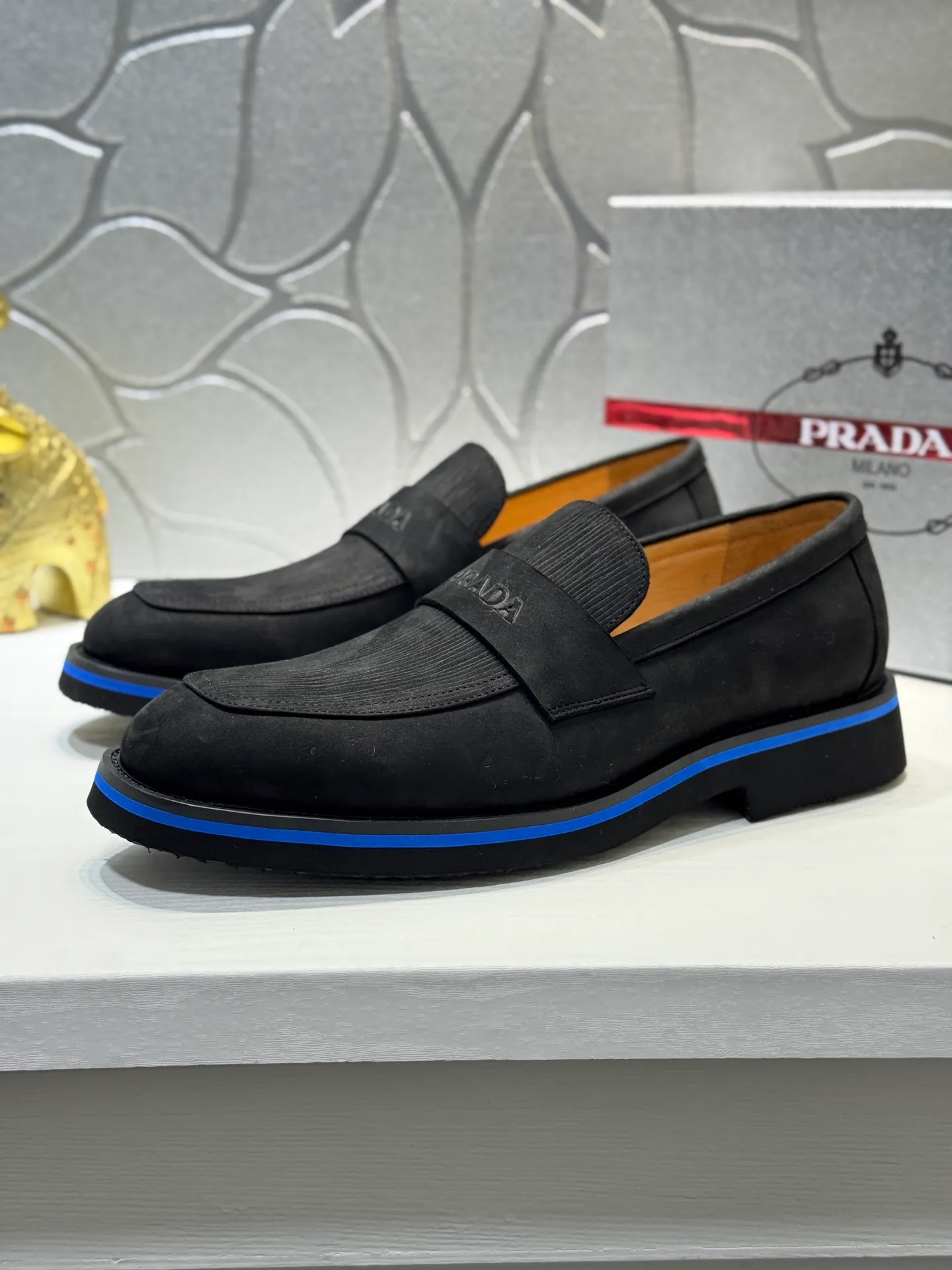 Men's shoes 💰520 💰PRADA*——◾ Prada~Thick-soled men's shoes, original single-level perfect boutique, brogue style men's formal casual leather shoes, luxurious materials, imported cowhide, with water-dyed cowhide lining, 4.5cm increased PU foam lightweight outsole, perfectly restore the original classic, purchase the original 1:1 accurate replica, welcome all comparisons 🆚, the design is full of modernity, versatile and fashionable urban men! Size: 39-44 (38.45.46.47 customized YS)